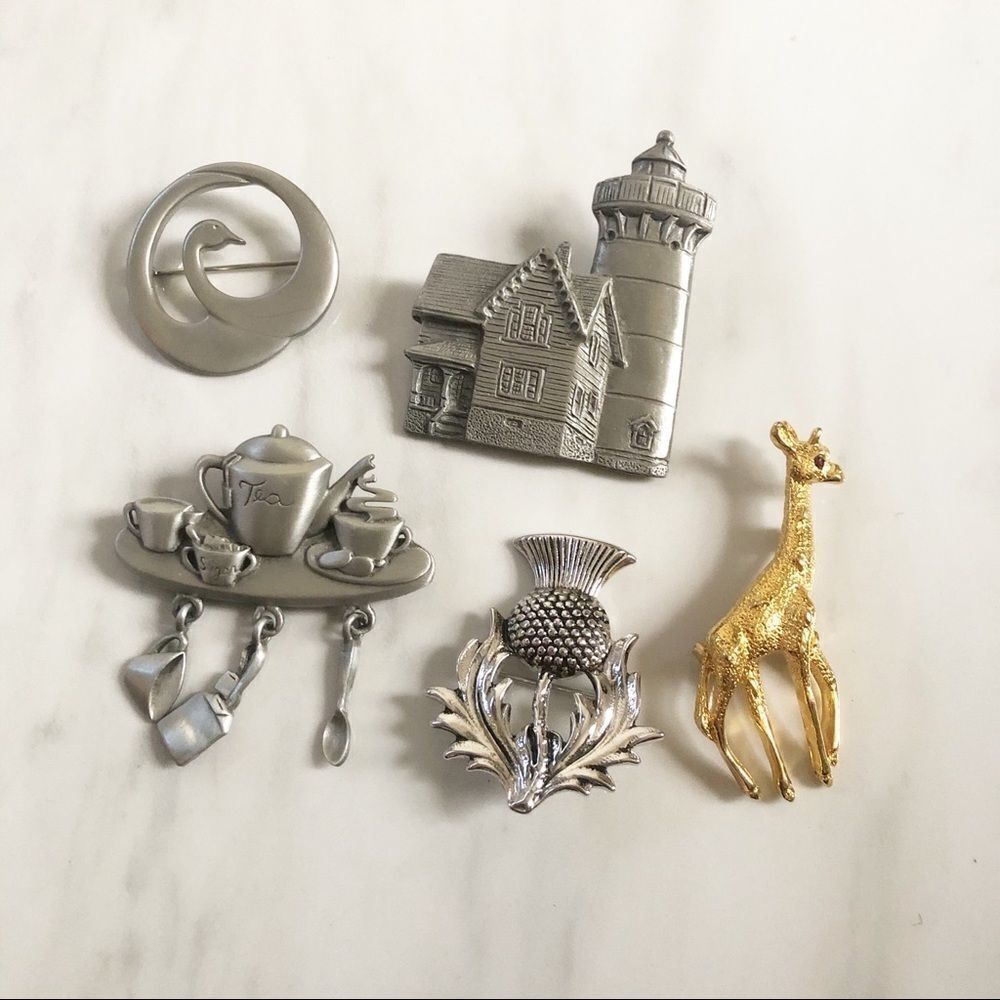Lot of five unique Brooches